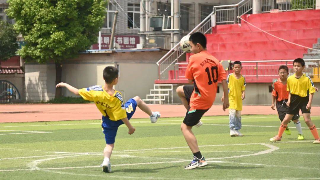 -踢足球记：校园比赛精彩纷呈
