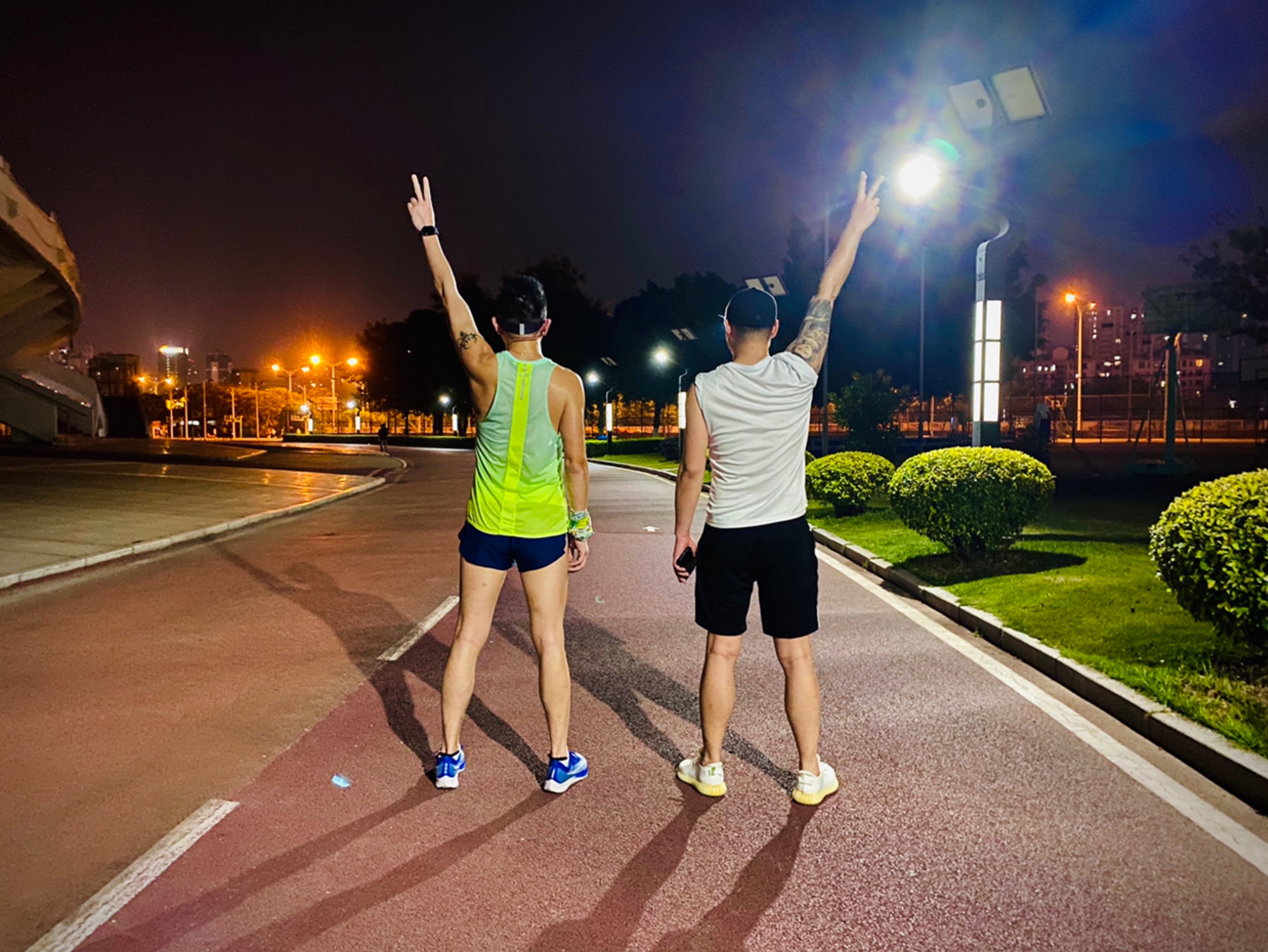 九游娱乐APP-城市夜跑拍摄体验，留下运动与光影的结合之美的简单介绍